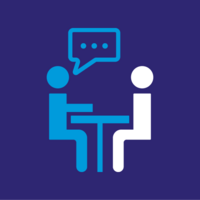 Stilisiertes Icon: zwei Personen (blau und weiß) sitzen an einem Tisch in Beratungssituation, Sprechblase mit drei Punkten über der linken Figur, lila Hintergrund.