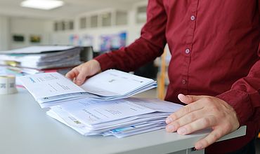 Post digitalisieren Briefe werden für das Scannen sortiert und vorbereitet